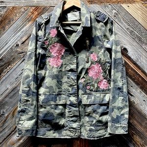 ASHLEY BY 26 INTERNATIONAL DOWNTOWN COLLECTION Camo flower embroidery jacket